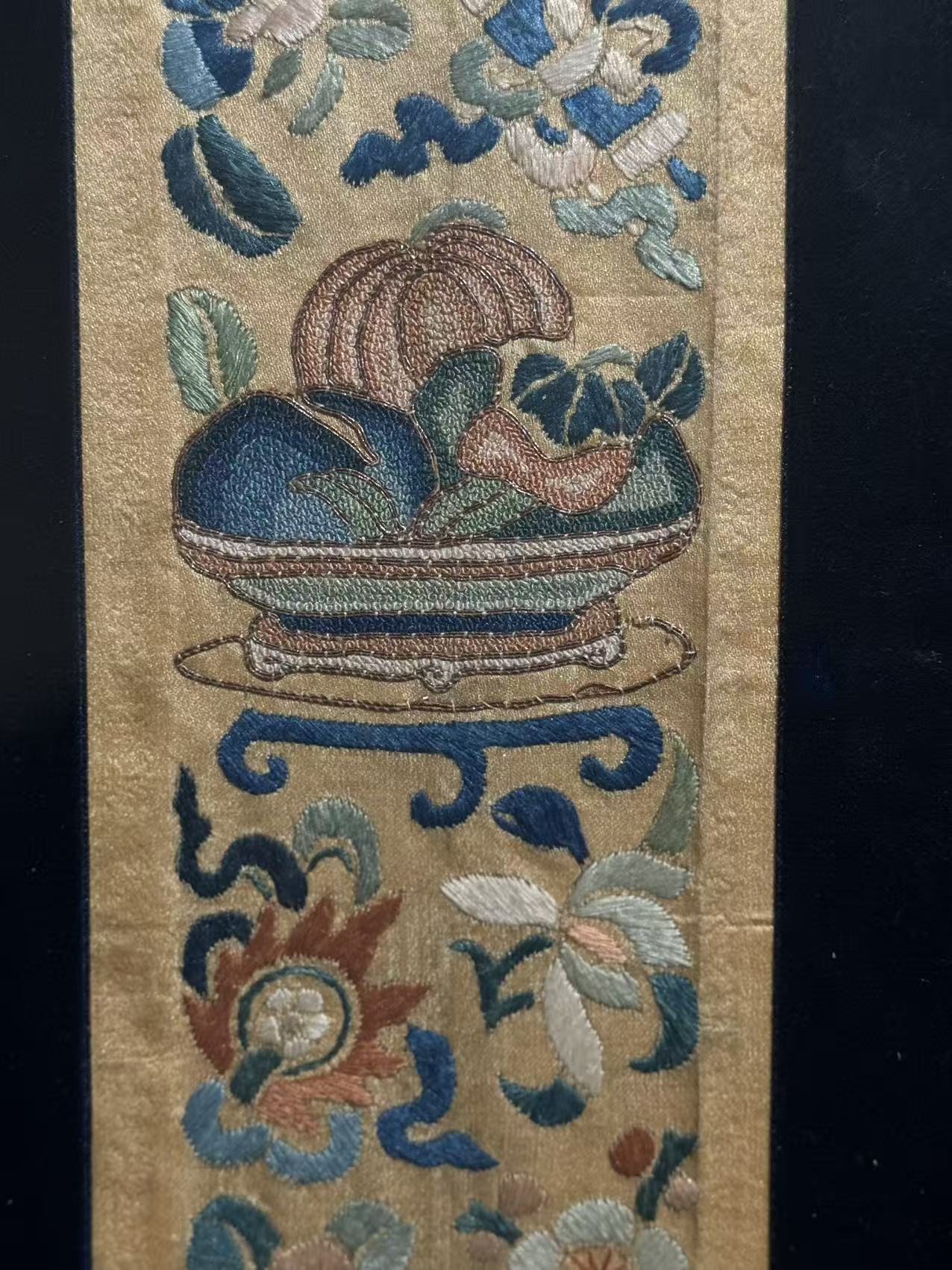 Qing-dynasty Scholar’s Still-life Embroidery (Qinggong Tu)