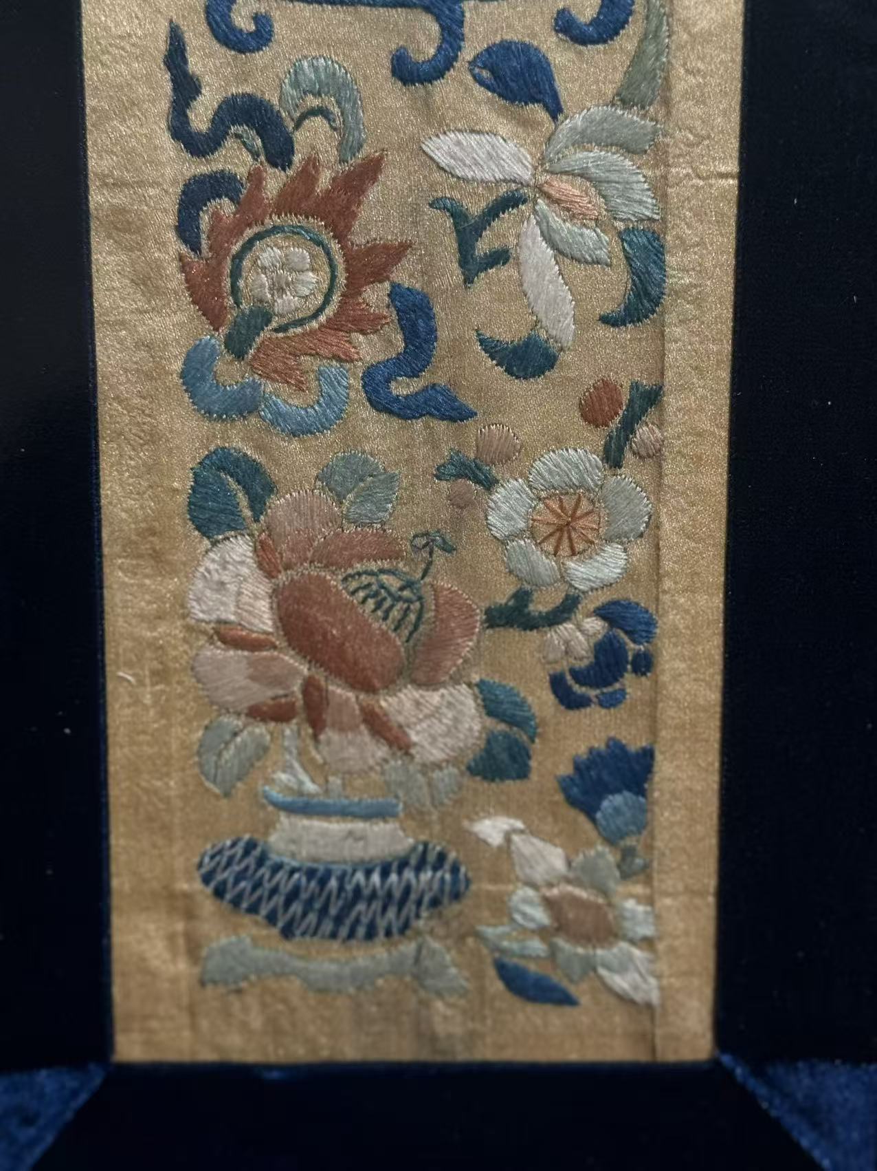 Qing-dynasty Scholar’s Still-life Embroidery (Qinggong Tu)