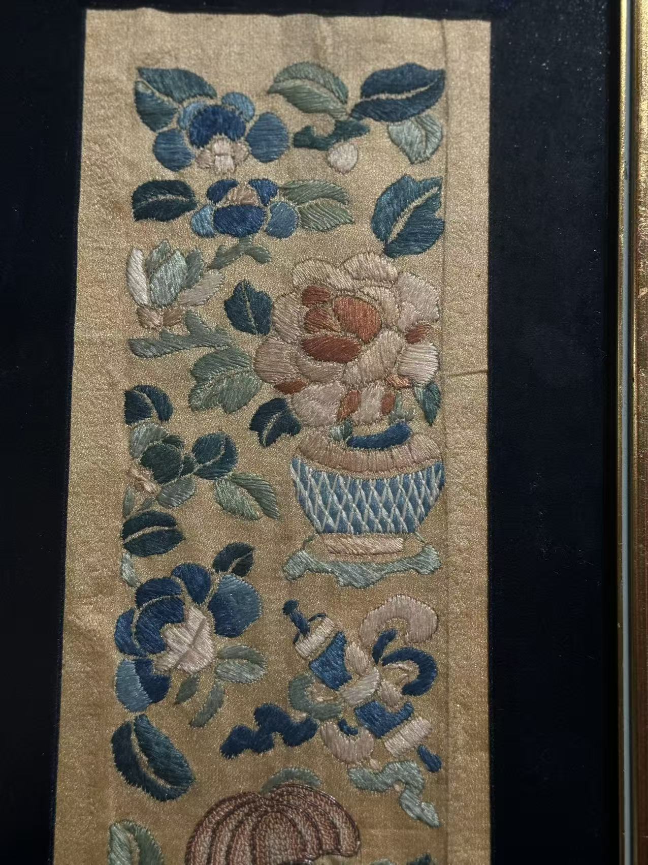 Qing-dynasty Scholar’s Still-life Embroidery (Qinggong Tu)