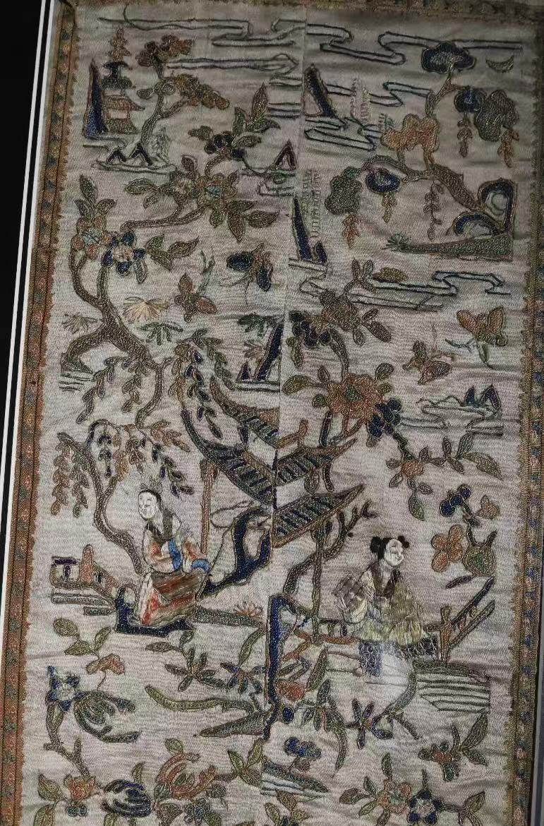 Qing-dynasty Courtyard Scene Embroidery