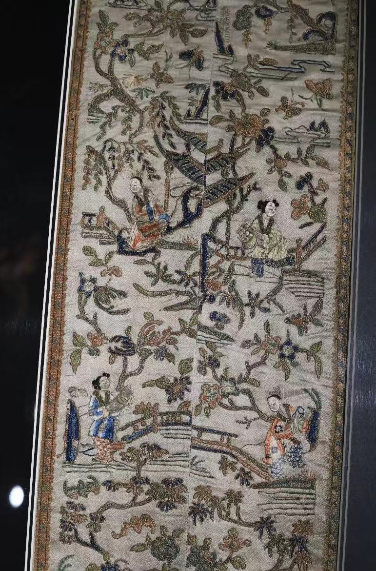 Qing-dynasty Courtyard Scene Embroidery