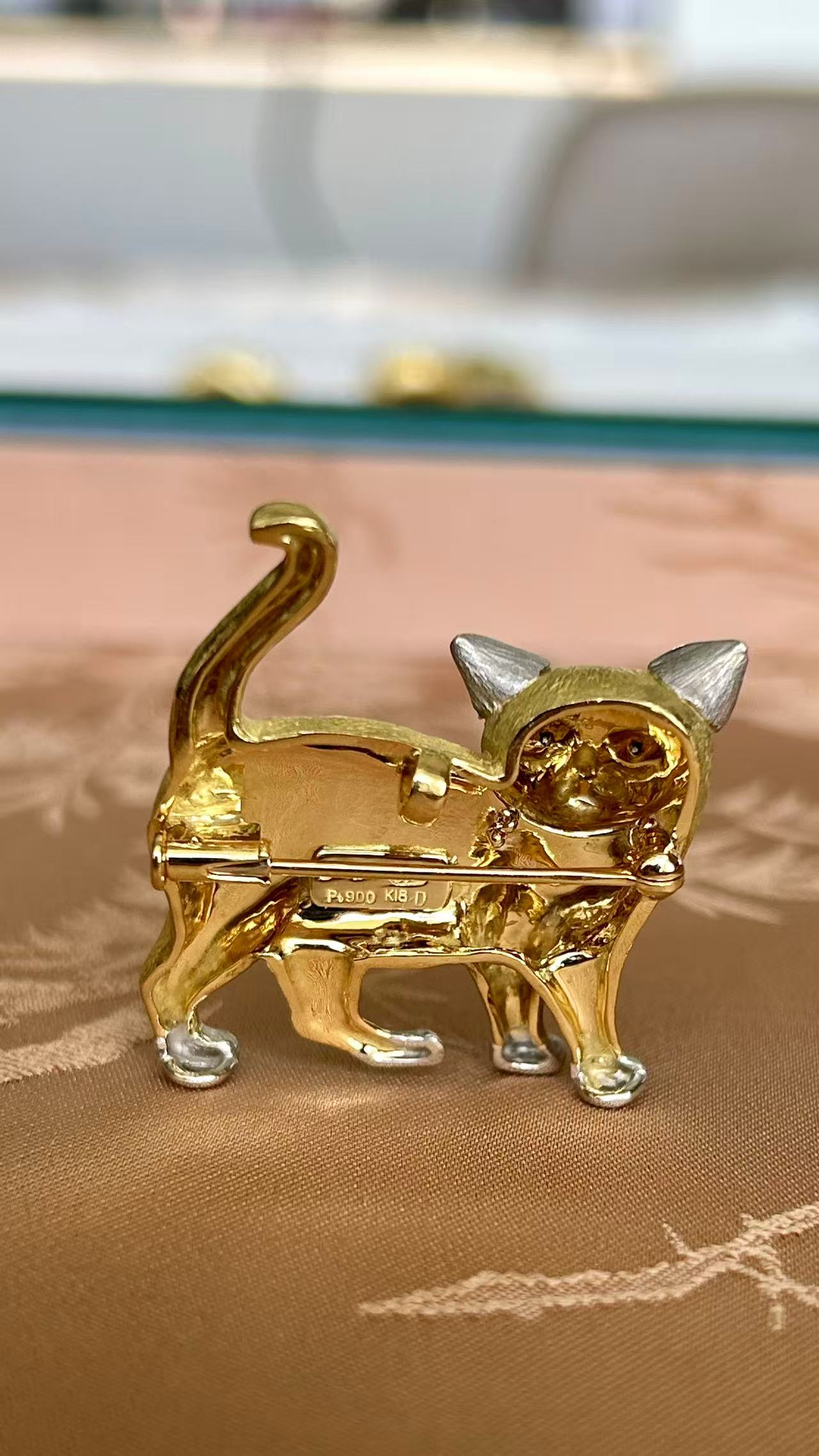 Cat Brooch by Nobuko Ishikawa
